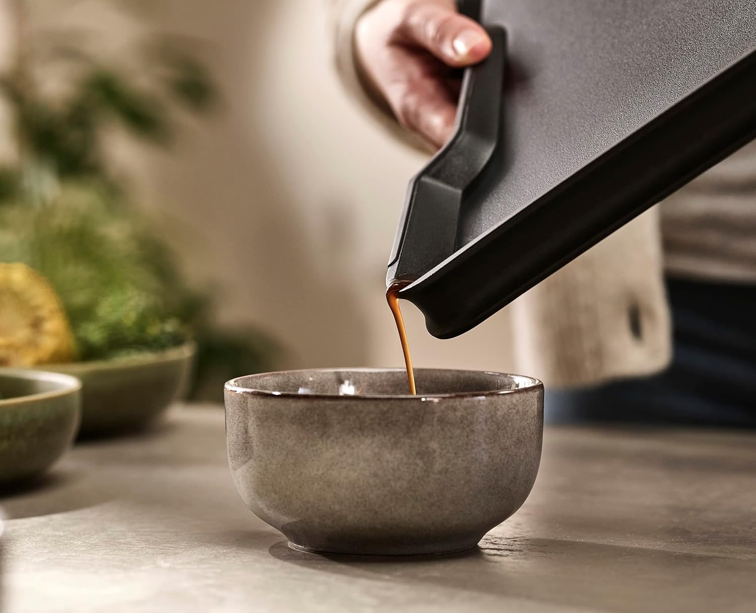 Joseph Joseph Cut&Carve Plus - Non-Slip, Multi-Function, Double-Sided Chopping Board for Food Preparation and Carving- Dishwasher Safe, Large – Black