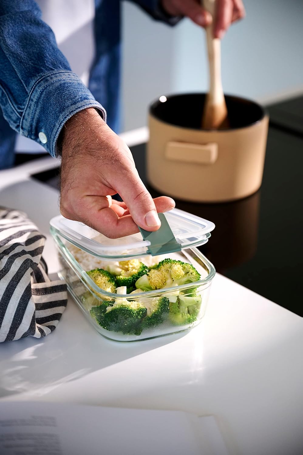 Glass food container EasyClip - Glass food containers with lids - Click closure - Suitable for the microwave, steamer, oven, refrigerator & freezer - Airtight & leakproof - 1000 ml - Nordic Secondary image