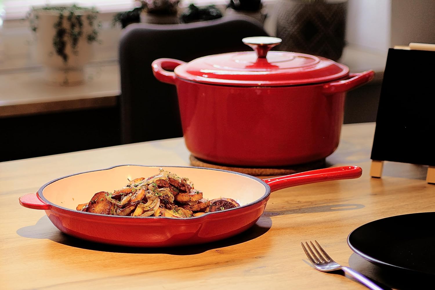 ECHTWERK Cast Iron Frying Pan with Enamel Coating, Oven Pan with Two Handles and Spout, Suitable for Ovens, Grills, BBQ and Induction Hobs, Diameter 26.5 cm, Red