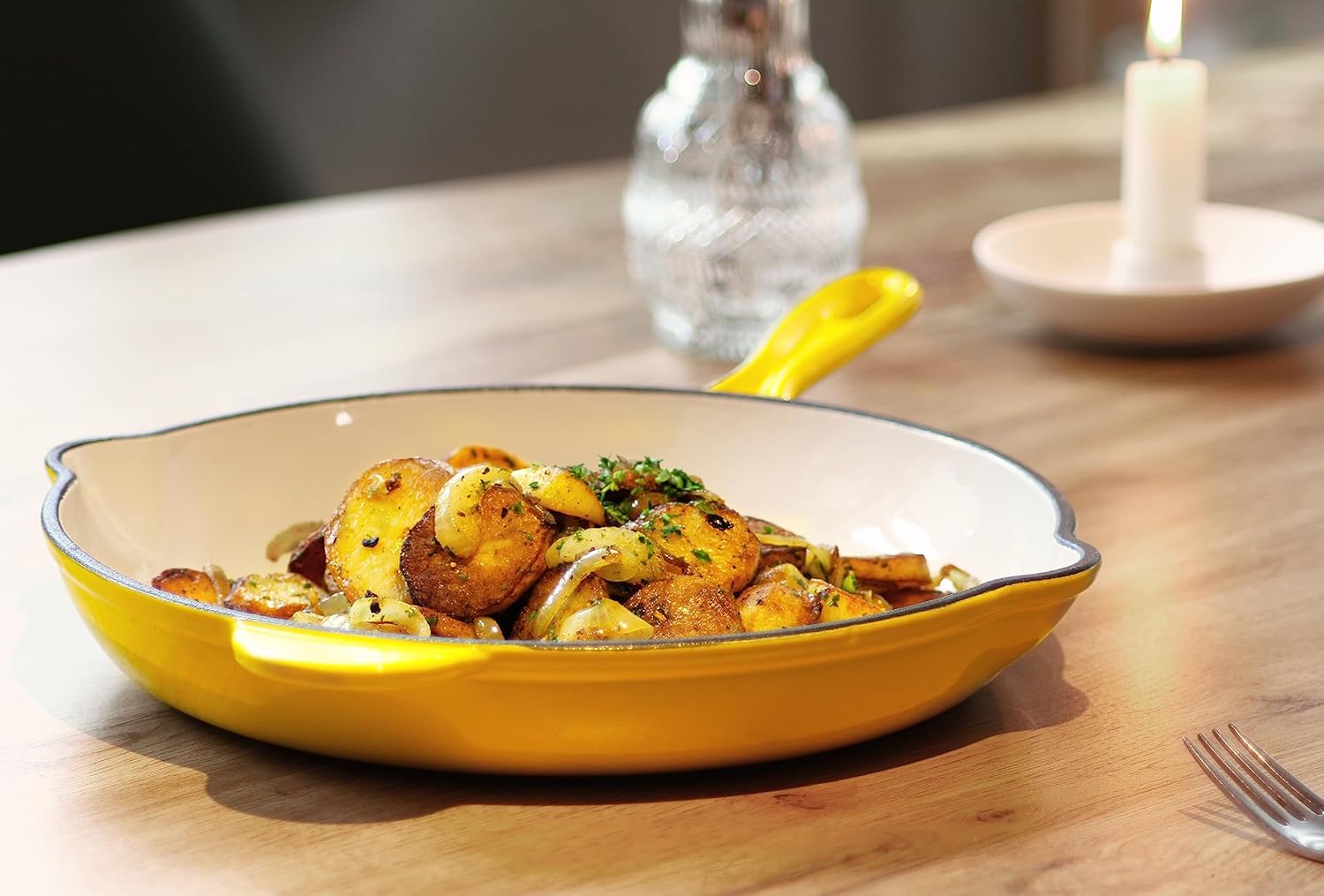 ECHTWERK Cast Iron Frying Pan with Enamel Coating Two Handles and Spout Suitable for Ovens, Grills, BBQ and Induction Cookers, Diameter 26.5 cm, Yellow